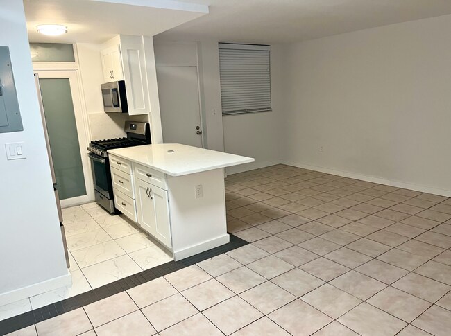 Entrada y sala de estar/comedor - 921 Jefferson Ave