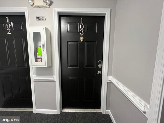 Photo - Gorgeous light filled 2 bedroom 2 bath con... House