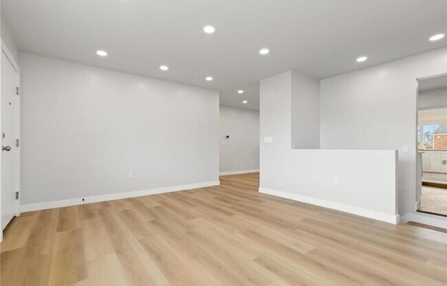 Building Photo - 1436 S Yates St