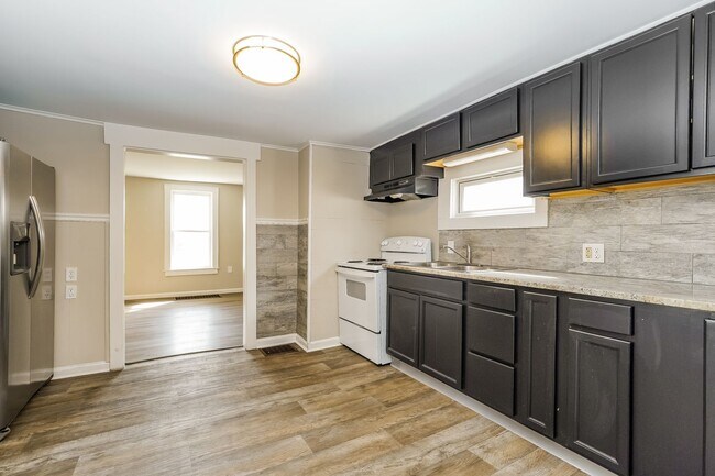 Building Photo - 833 Clarendon Ave