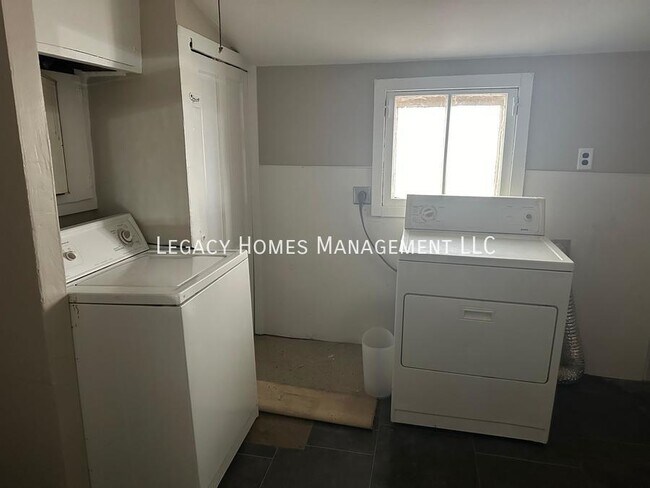 Building Photo - 962 Lakeview Dr