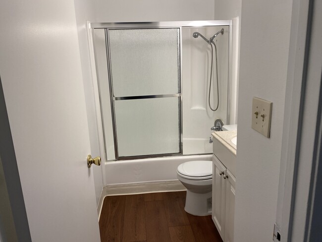 Baño - 13002 Dronfield Ave