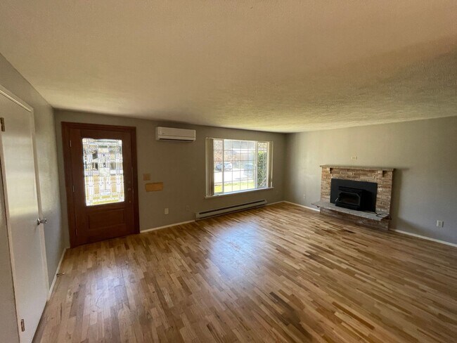Foto del edificio - Charming 3 Bedroom Home In Fircrest