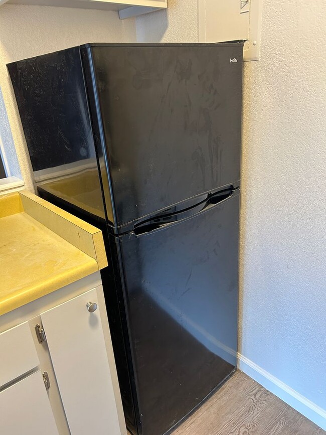 Building Photo - **READY FOR MOVE IN** 2nd Floor Studio Overlooking Pool