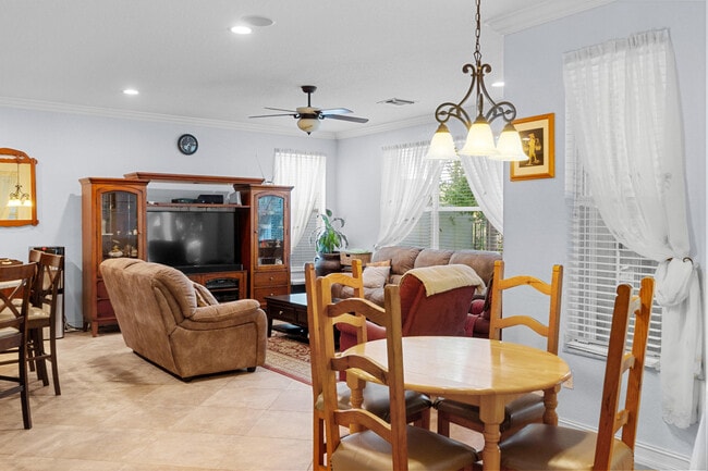 Foto del edificio - 8620 Breezy Hill Dr