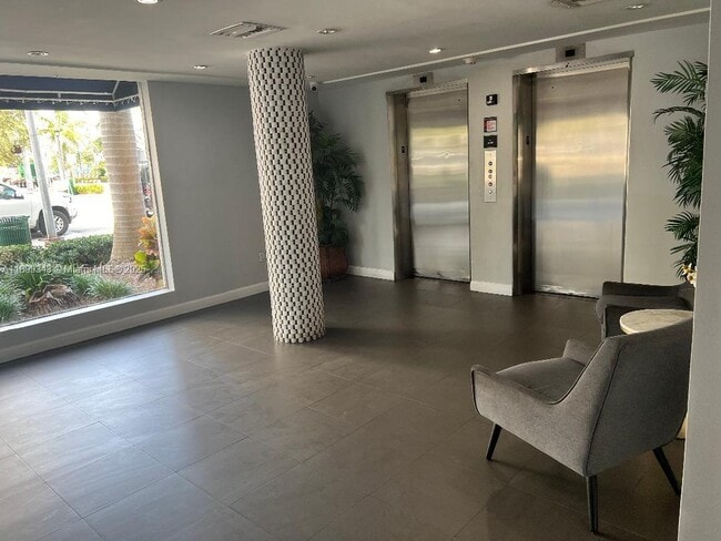 Building Photo - 1300 Lincoln Rd
