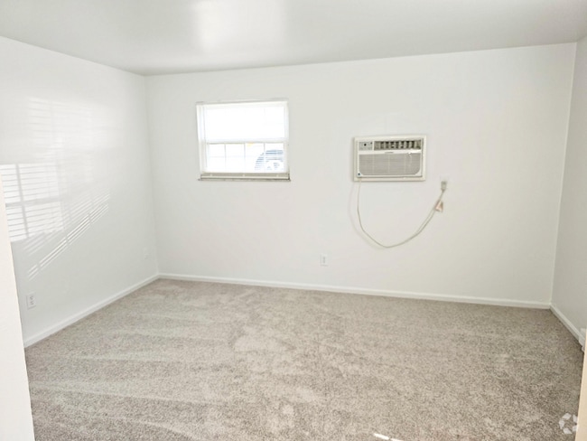 Building Photo - 5856 Highview Dr