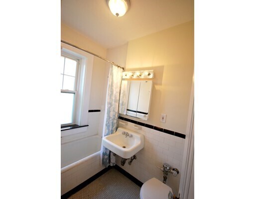 Foto del edificio - 249 Chestnut Hill Ave