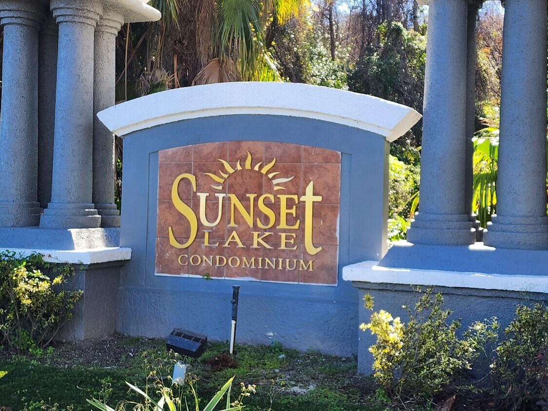 Foto principal - Coming Soon - Condo at Sunset Lake - 3 Bed...