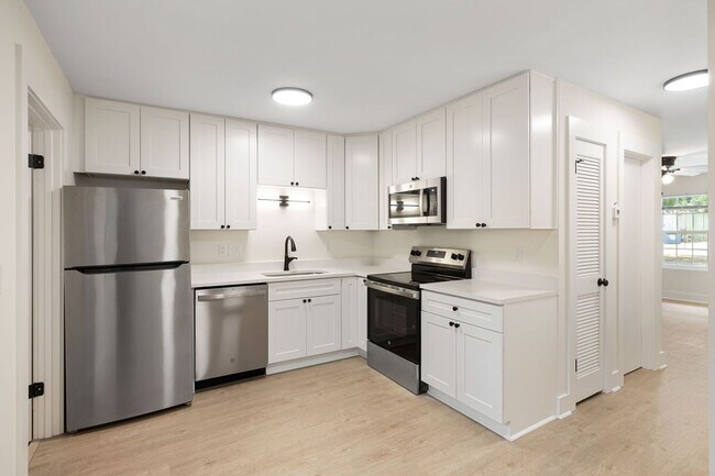 Foto del edificio - Available now. Water included. RENOVATED 2 BR/1.5 BA Townhouse in the Heart of James Island!