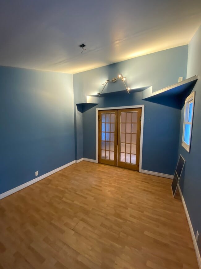 Building Photo - Main floor