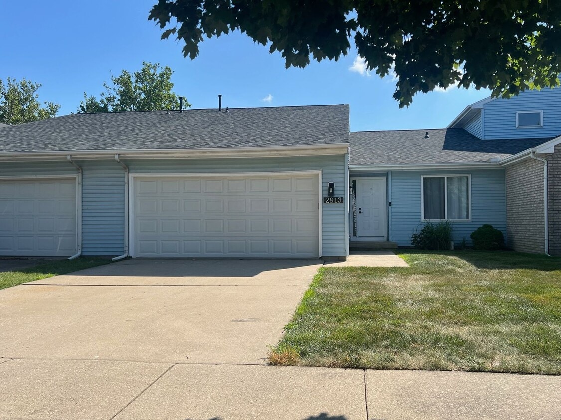 Primary Photo - Updated Condo with Water view - Available ...