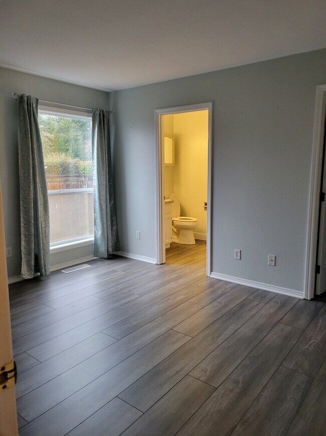 Master bath suite with walkin closet - 1944 Spicetree Ln SE