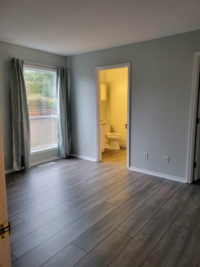 Master bath suite with walkin closet - 1944 Spicetree Ln SE