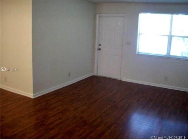 Foto del edificio - 850 E Commercial Blvd