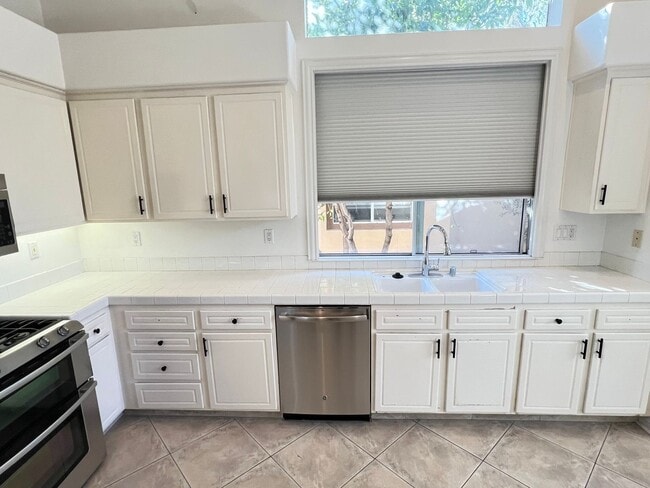 Building Photo - Light Filled 2 Bed 2 Bath Tustin Condo wit...