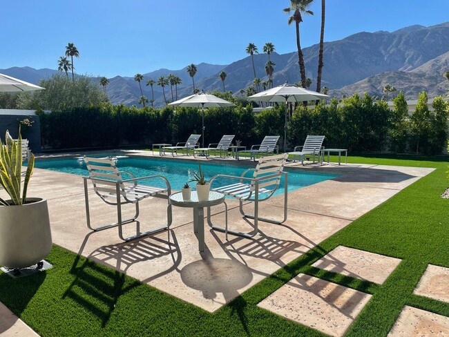 Building Photo - Stunning Fully Remodeled 3 Bedroom Palm Sp...
