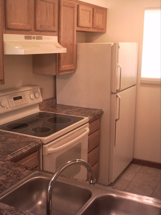 Large Kitchen - 1705 Heatheridge Rd