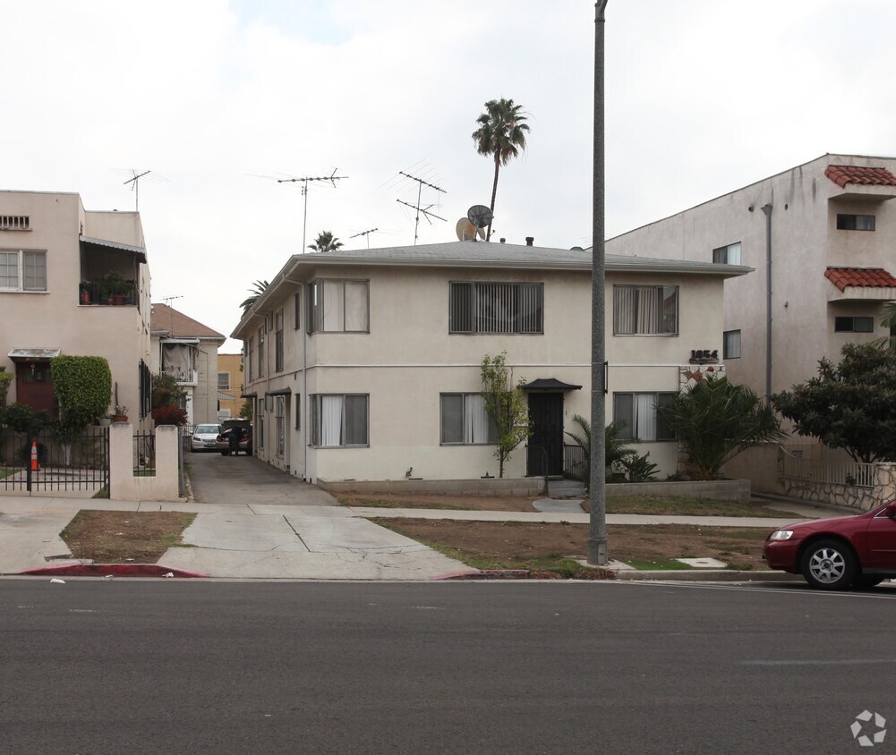 Primary Photo - 1854 Winona Blvd