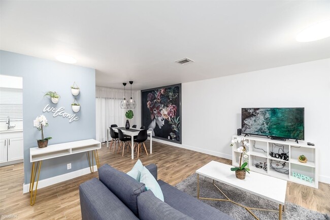 Building Photo - 2 br, 1.5 bath  - 3510 NW 91st Ave
