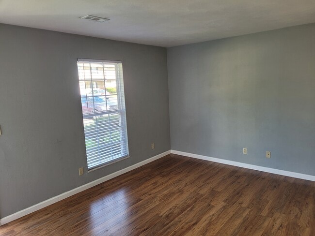 Building Photo - 8 Peartree Ln