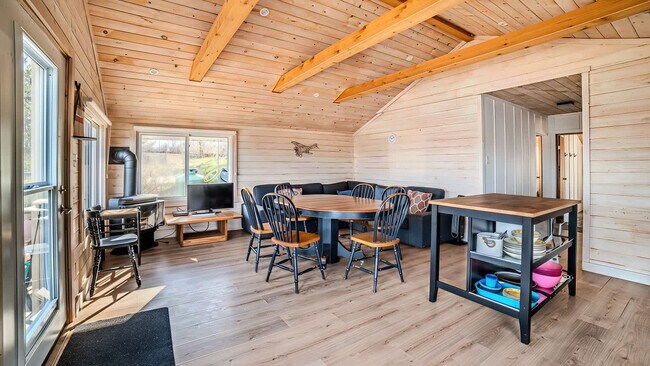 Photo du bâtiment - 100 Sand Bay Rd