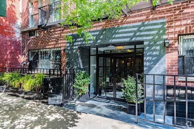 Entrance - 180 Thompson St