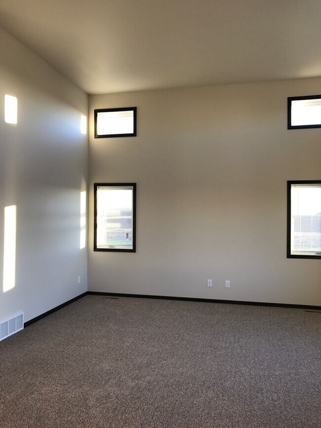 Building Photo - Stone Mill 3 Bedroom/ 3 Bathroom Tri-Level...