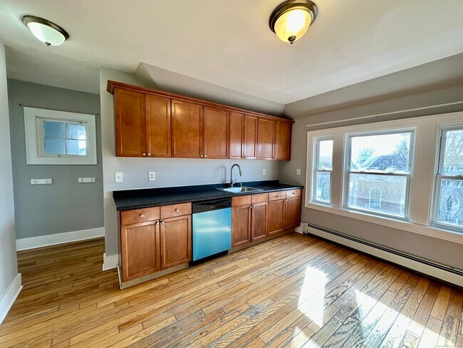 Building Photo - 2683 Fairfield Ave