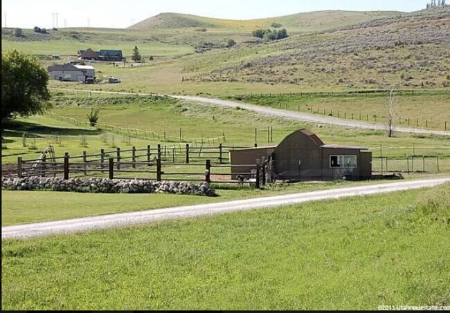 Building Photo - 135 Ranch Loop Rd