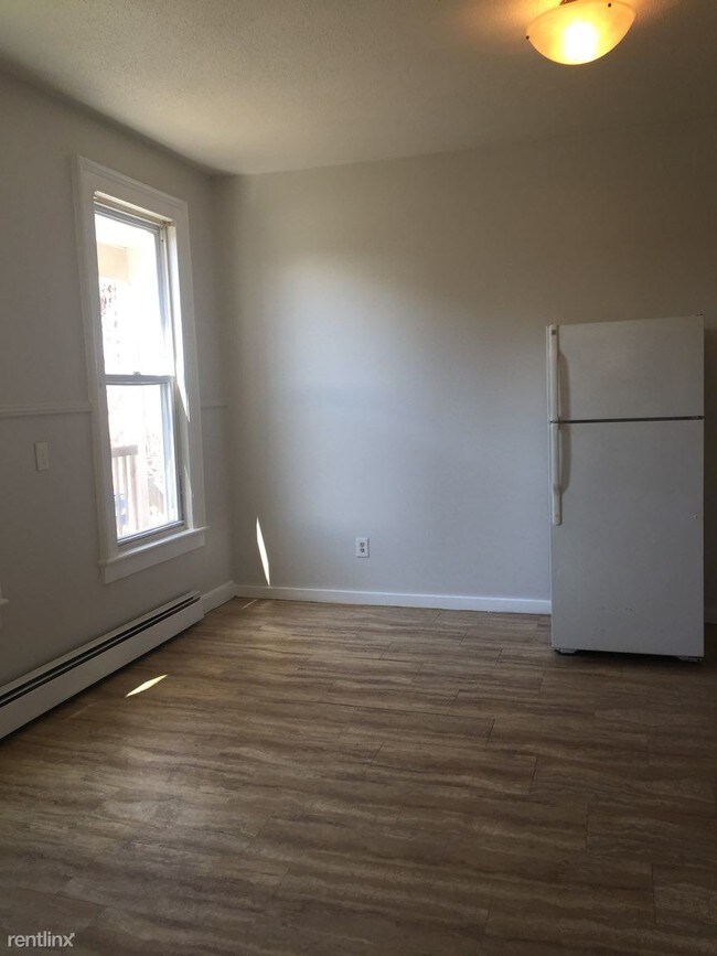 Building Photo - 1 br, 1 bath Apartment - 193 Center St Apt 1