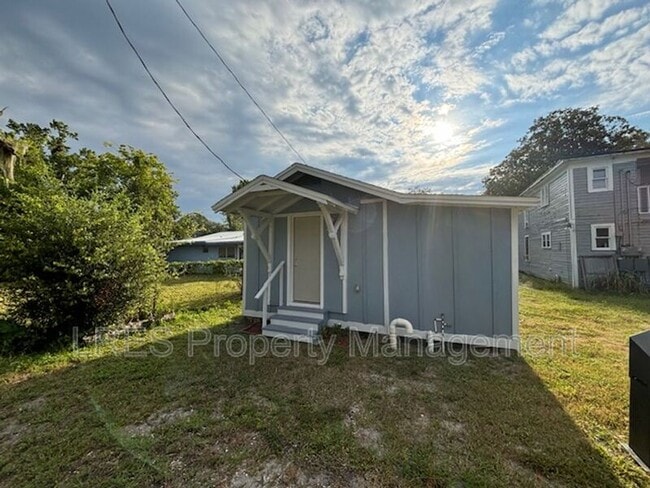 Building Photo - 710 1/2 Cypress Ave