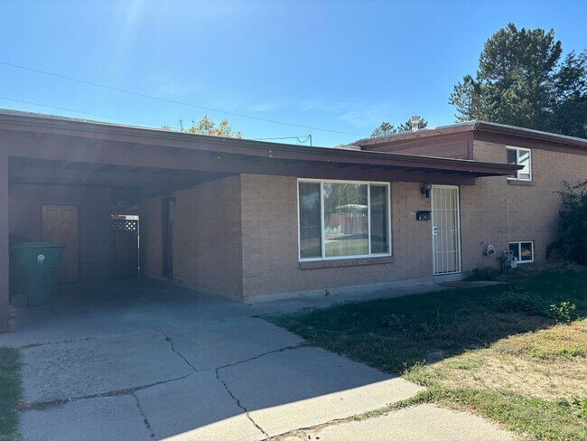 Building Photo - Spacious Home At End Of Quite Cul-De-Sac W...