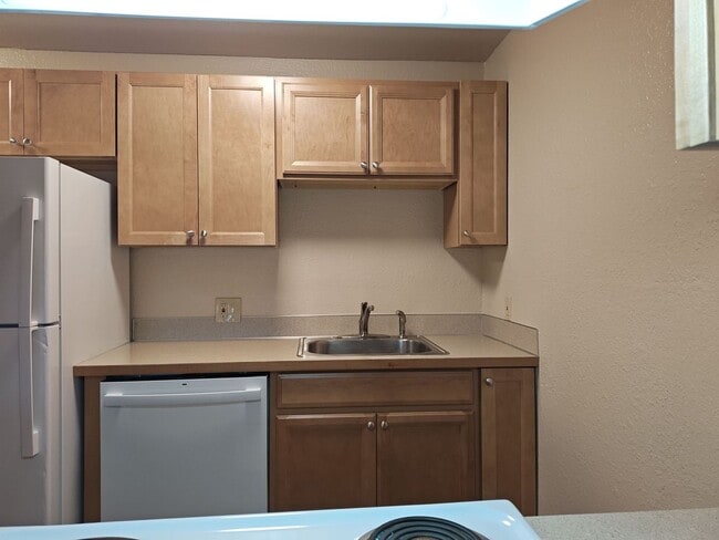 Building Photo - Spacious 3 bedroom unit!