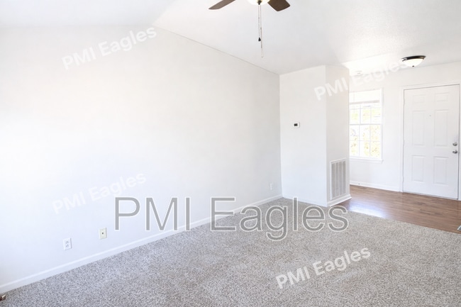 Building Photo - 1004 Bush Ave