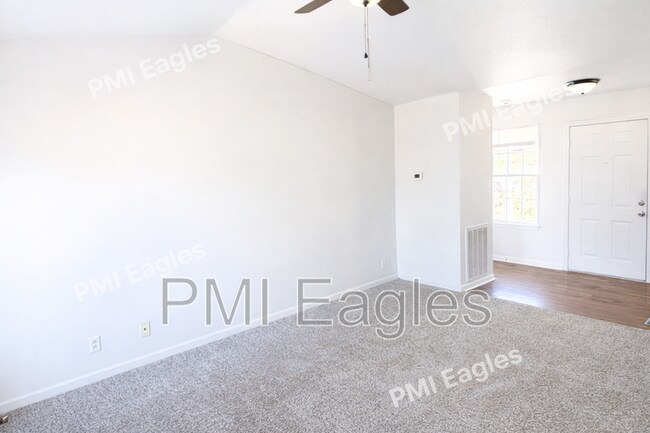 Foto del edificio - 1004 Bush Ave