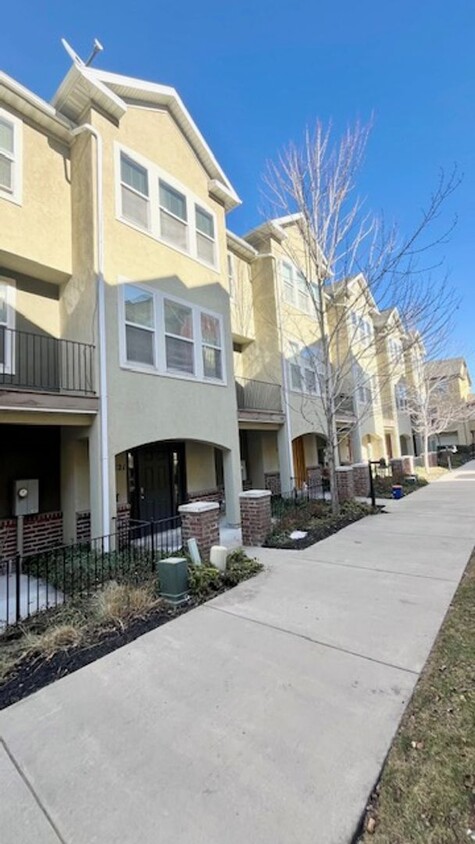 Foto principal - 2 Bedroom/2.5 Bathroom townhome in South S...