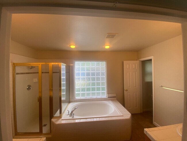 Building Photo - Beautiful 3 bedroom, 2 bath home in a great neighborhood ready to rent!