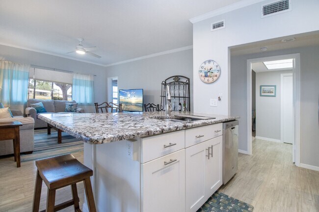 Foto del edificio - Fully Furnished - 2 bed 2 Bath villa - South Sarasota