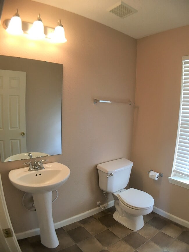 Building Photo - 2396 Meadow Bend Dr