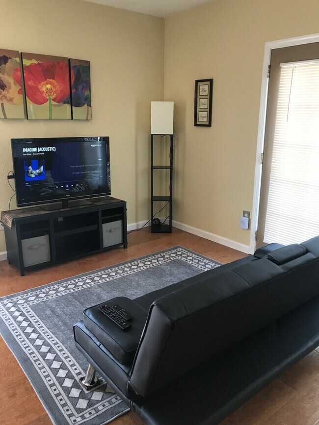 Living space - 527 Ridge Ave