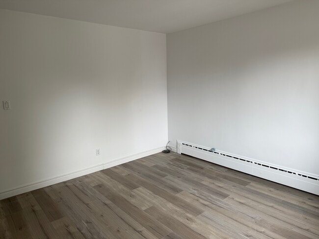 Building Photo - 86 Fern Av