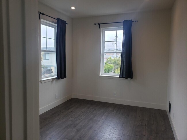 Building Photo - 555 Poplar St