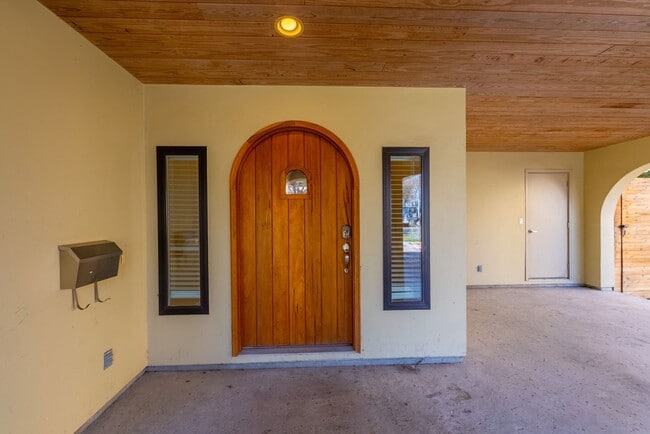 Building Photo - Stunning 3 bed - 3 bath home in Enfield Di...