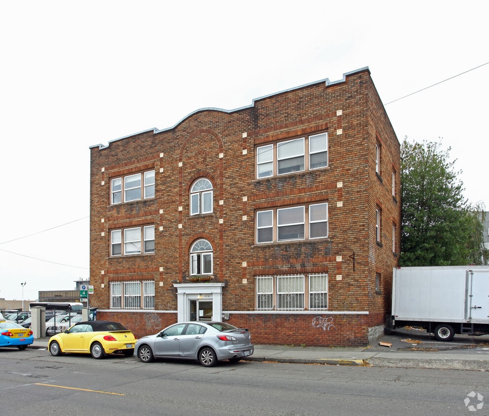 Primary Photo - 4541 Brooklyn Ave NE