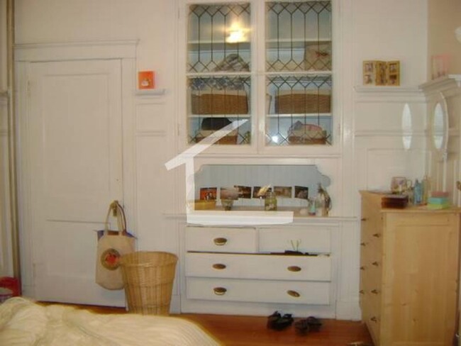 Building Photo - Beautiful 4 bed in Washington Square!