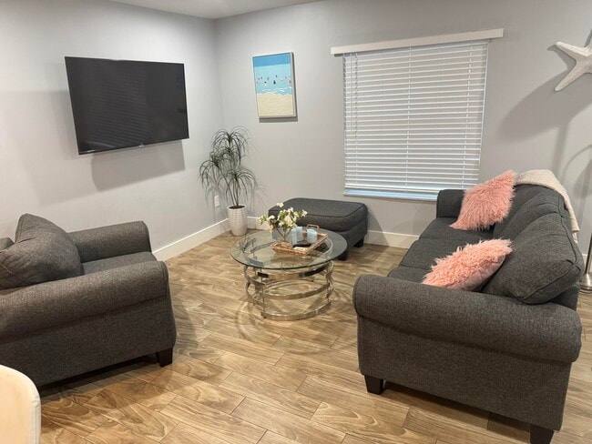 Building Photo - 601 N E St