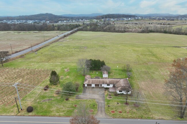 Building Photo - **4 BEDROOM SINGLE LEVEL RANCH HOME ON ACR...