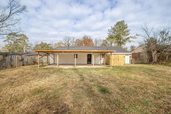 Foto del edificio - AVAILABLE JUNE 1st- 3 BEDROOM 2 BATHS