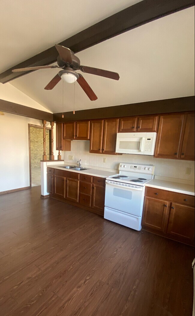 Cocina - 1700 - 1702 N Farwell Ave